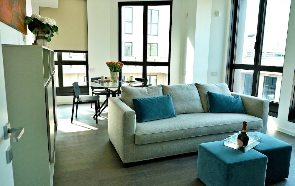 Фото San Babila Modern Apartment