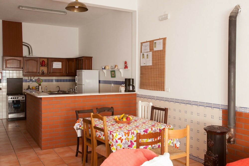 Фото Ericeira Chill Hill Hostel & Private Rooms - Peach Garden