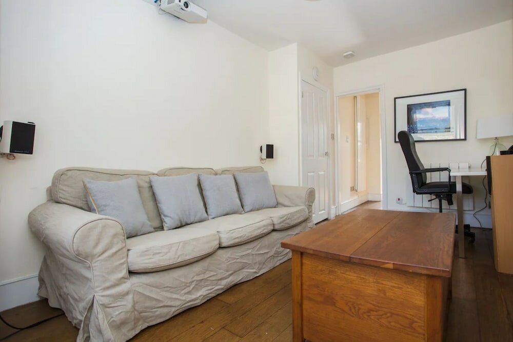 Фото Comfortable Central 1 Bedroom Flat