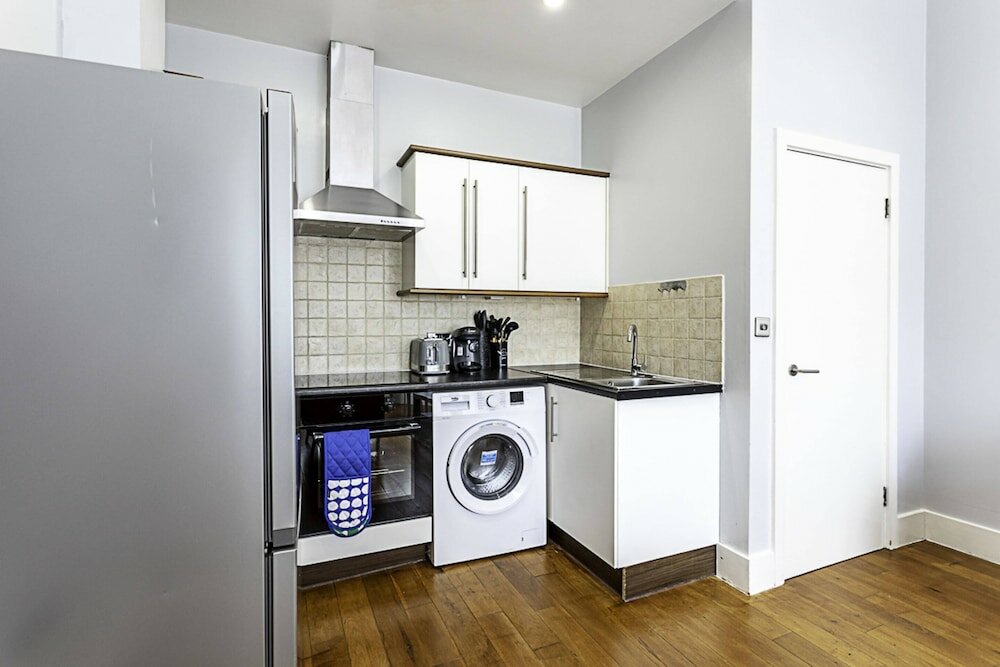 Фото Refurbished St. johns Hill Apartment