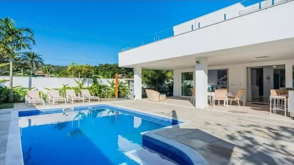 Фото Magnífica Mansão à 50m da praia de Barequeçaba para até 18 pessoas