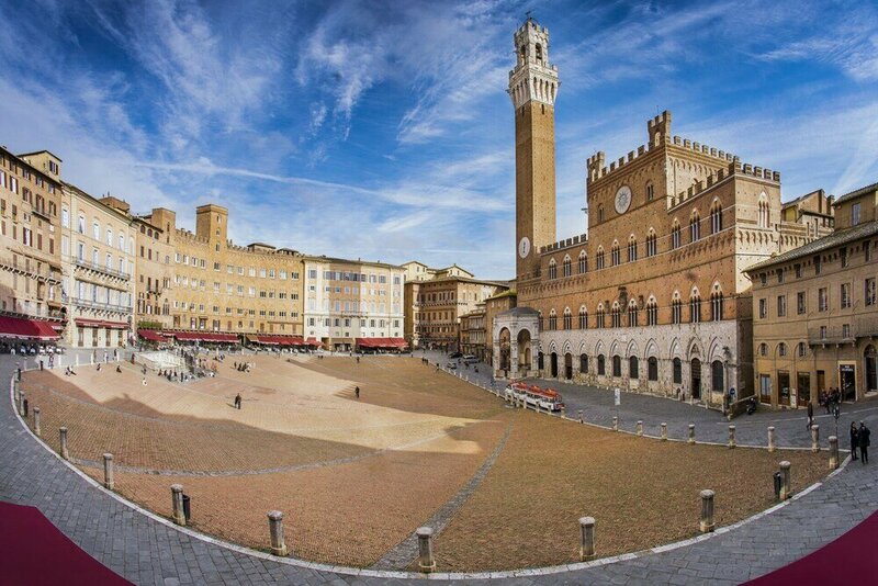 Гостиница The Balcony Suite -Piazza del Campo View в Сиене