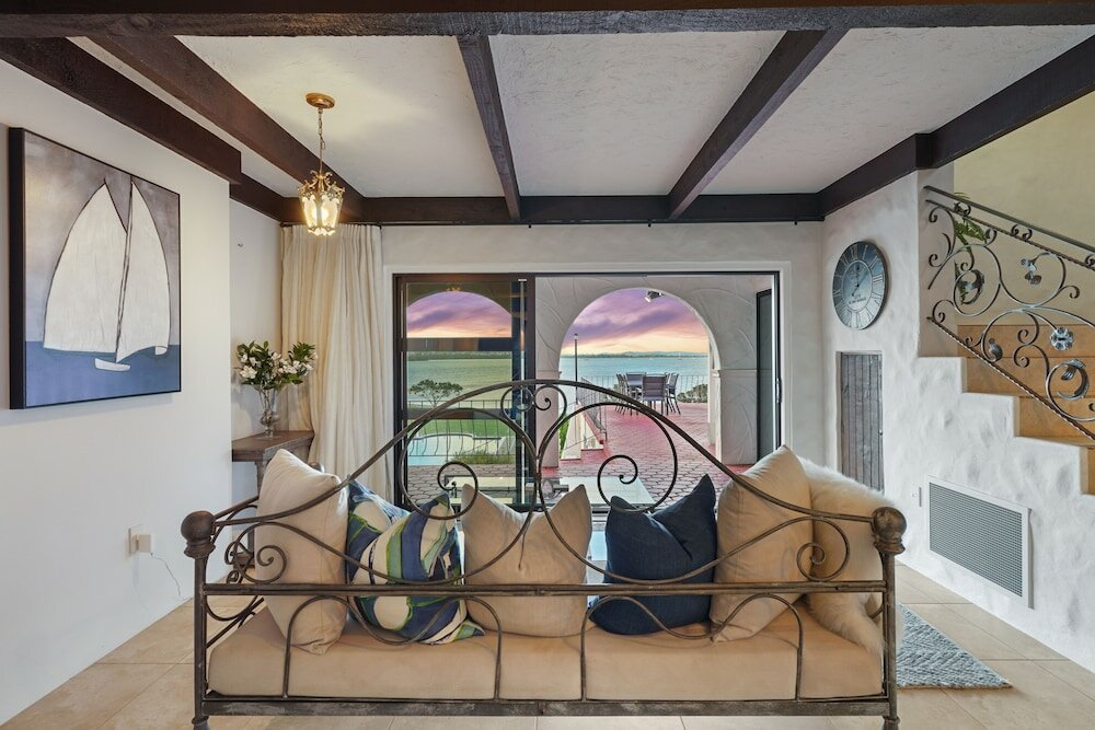 Фото Magnificent Beachfront Mansion - Pool