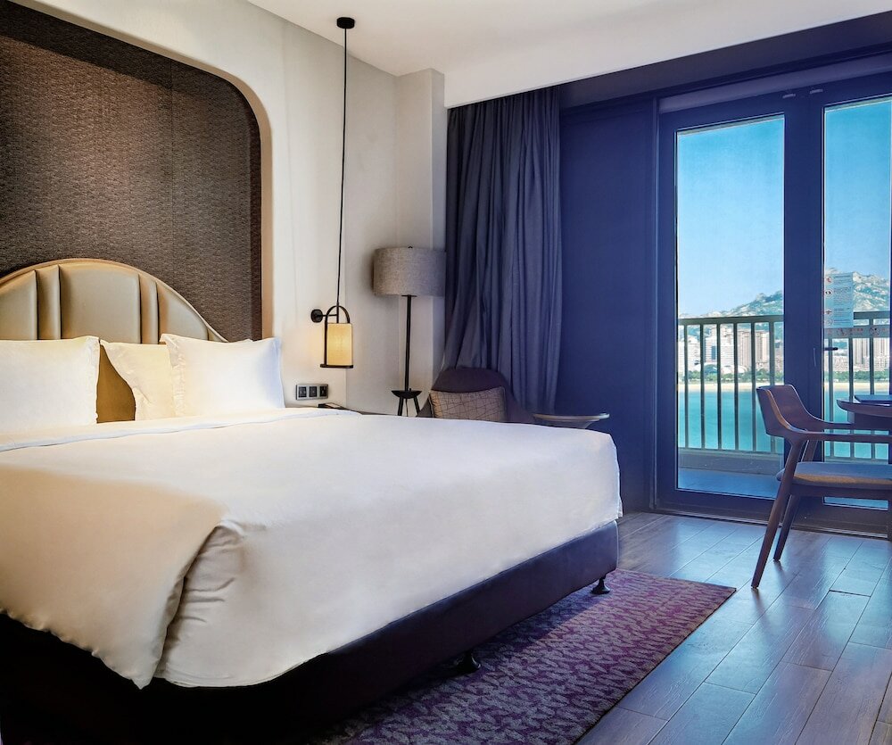 Фото Crowne Plaza Qingdao Oriental Movie Metropolis, an Ihg Hotel