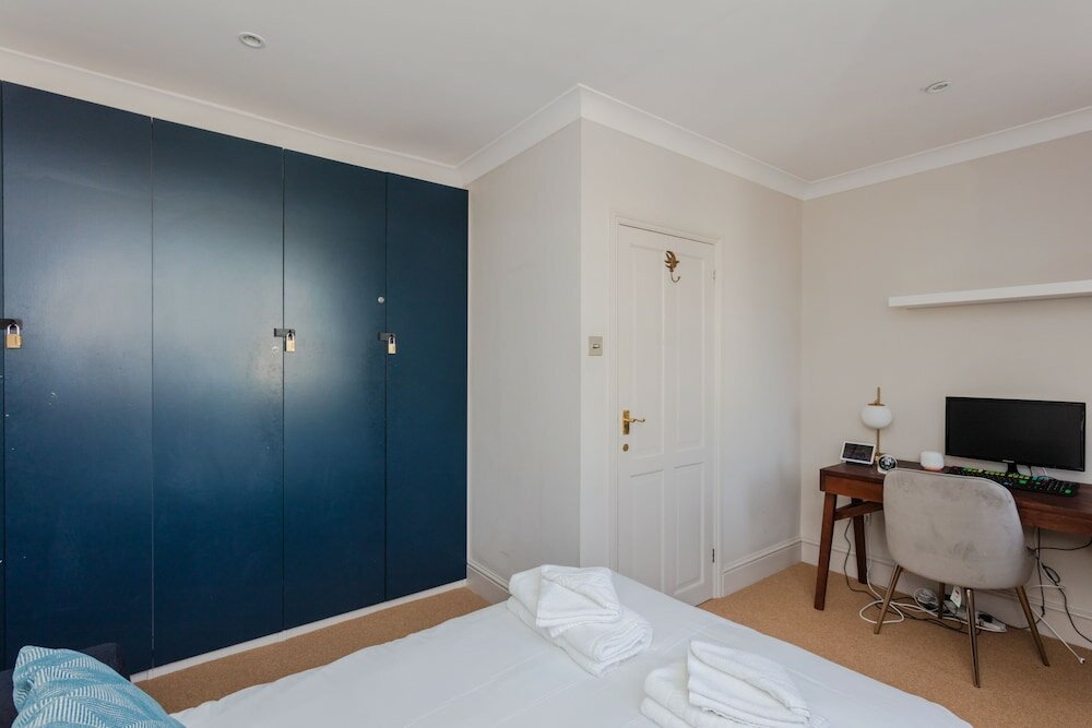 Фото Newly Refurbished 4 Bedroom House in East London