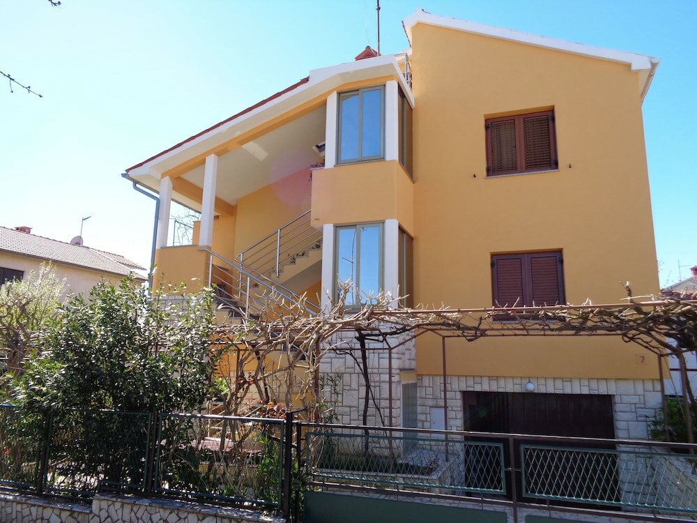 Фото Apartments Ivica - Quiet Street