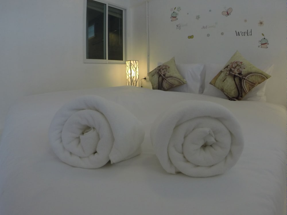 Фото At We Patong Guest House