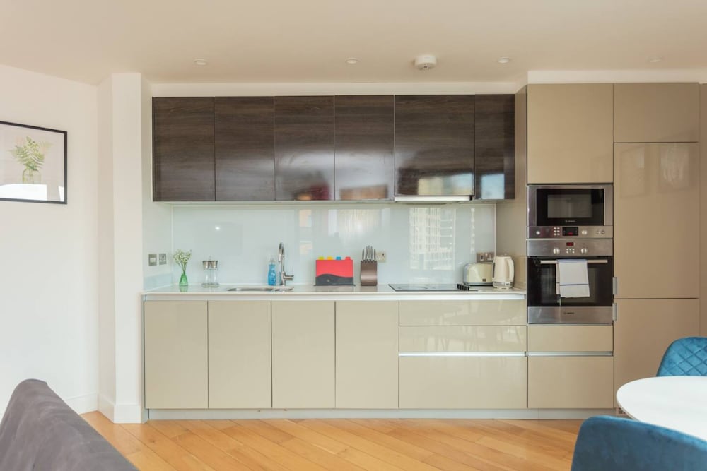 Фото Contemporary 1 Bedroom Apartment in Canning Town With Balcony