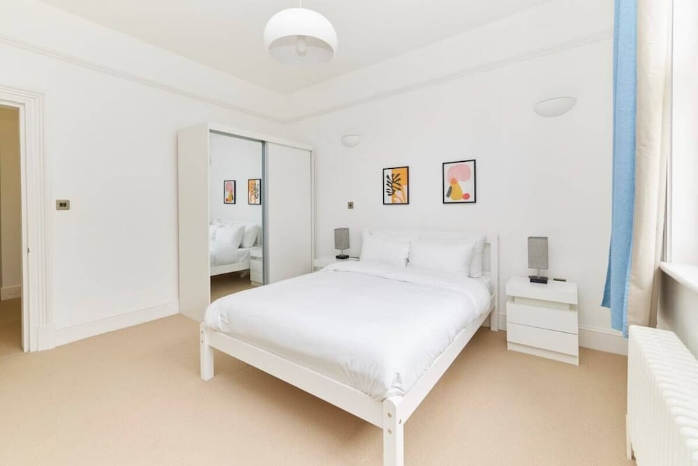 Фото The Woolwich Retreat - Enticing 5bdr House With Parking