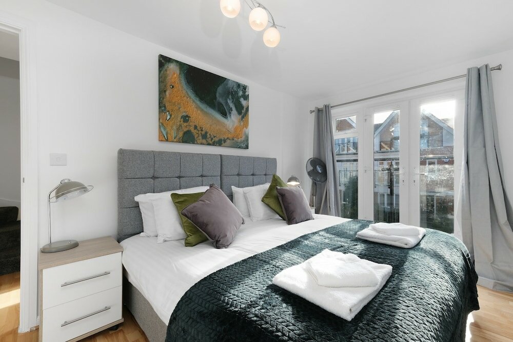 Фото Lindsey Serviced 4 Bedroom 2 Bath house