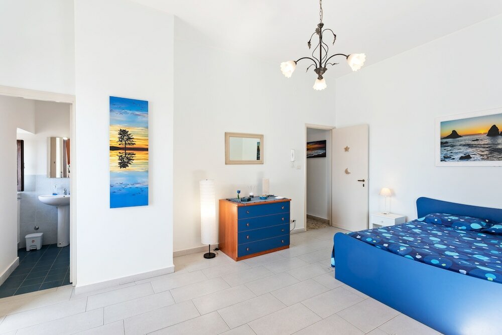 Фото Roomy And Bright Apartment With Balconies X6