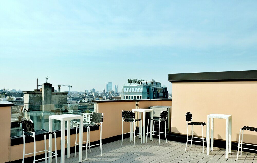 Фото San Babila Modern Apartment