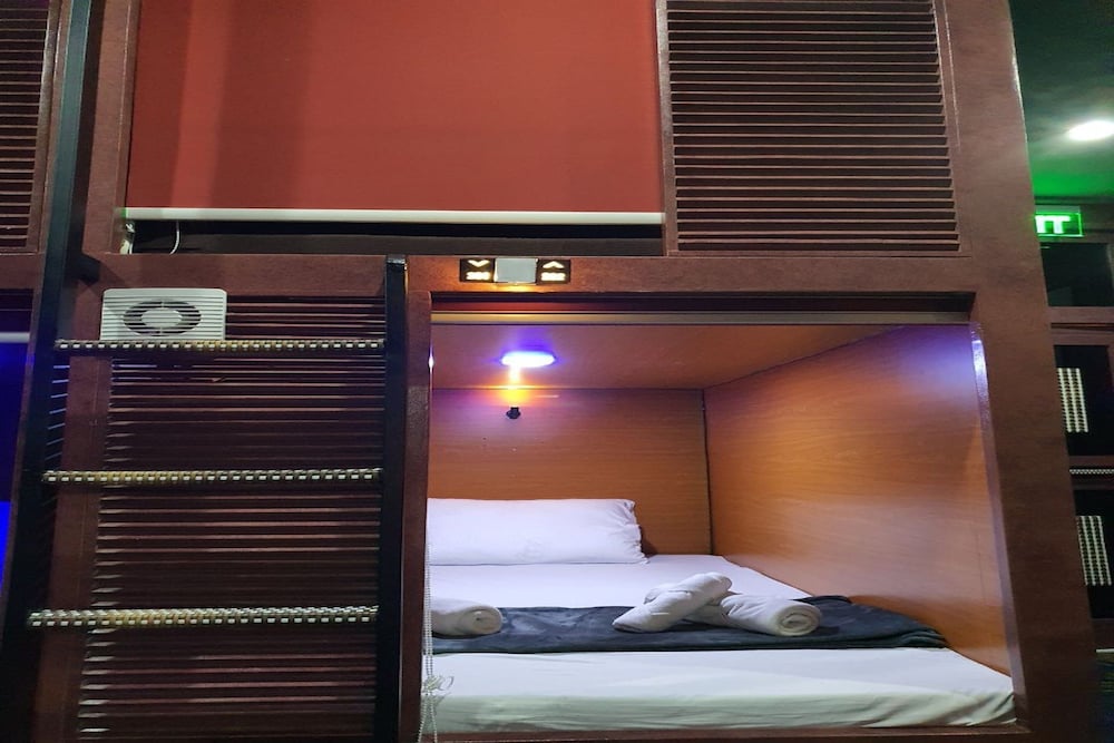 Фото Oyo 997 Attic Capsule Hotel