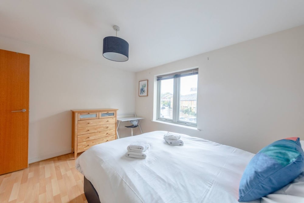 Фото Spacious 2 Bedroom Apartment Near White City