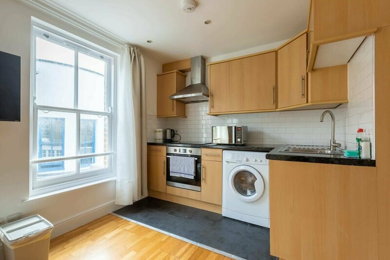 Гостиница Spaciously Renovated 2bd Flat - Camden в Лондоне