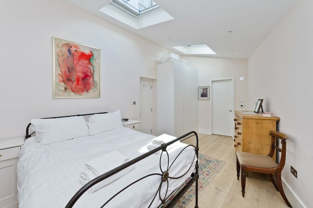 Фото Spacious Family House With Garden Near Battersea Park by Underthedoormat