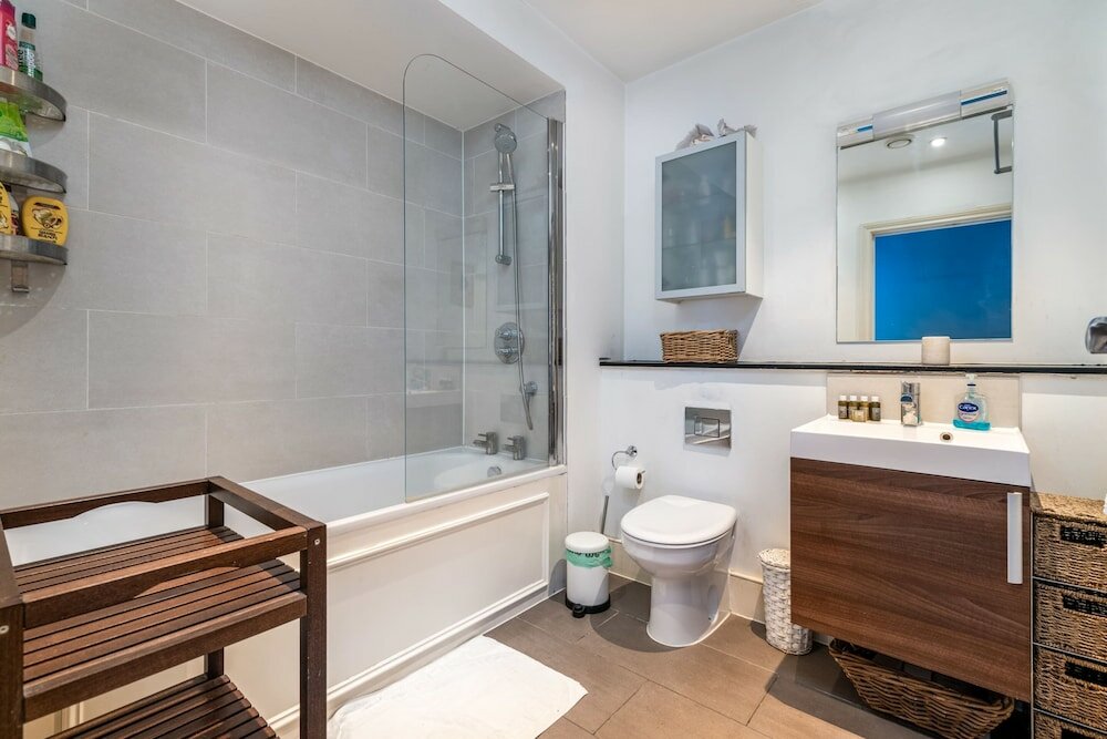 Фото Bright & Spacious Battersea Flat