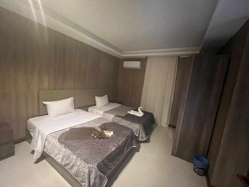 Фото Rotana Palace Suites