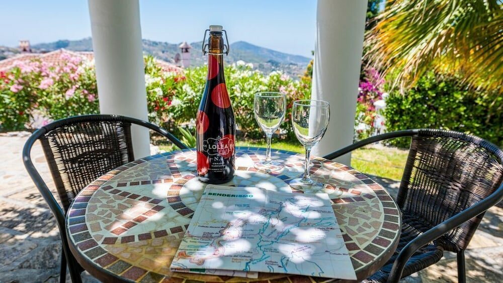 Фото Private, Bright, Spacious House with Pool & Hot Tub