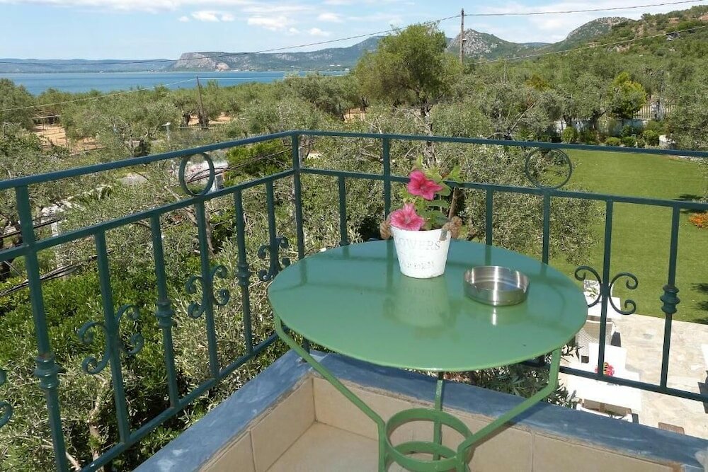 Фото Ampoulos Rooms & Apartments