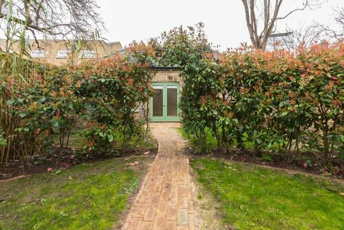 Гостиница Delightful Cottage for 2 set Within Pretty Garden в Лондоне