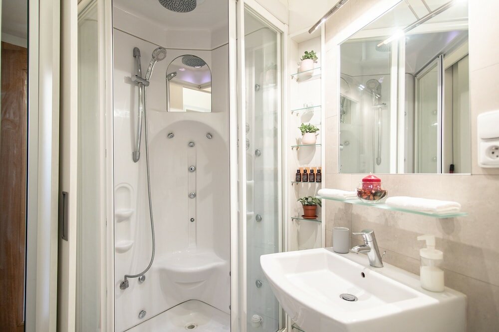 Фото Lovely Apartment on Mala Strana just 10 mins walk to scenic places