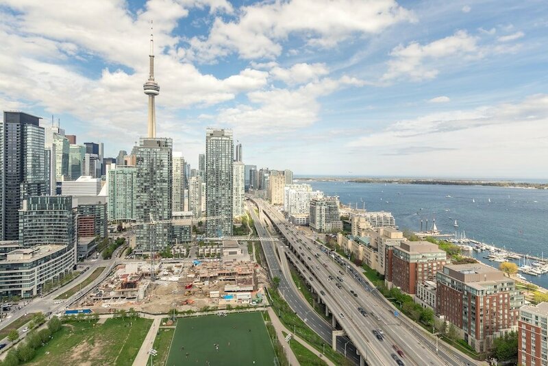 Гостиница SkyTree - Condos near Cn Tower в Торонто