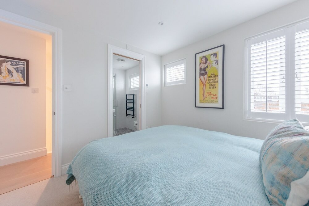 Фото Stunning 2 Bedroom Flat With a Garden in Barnes