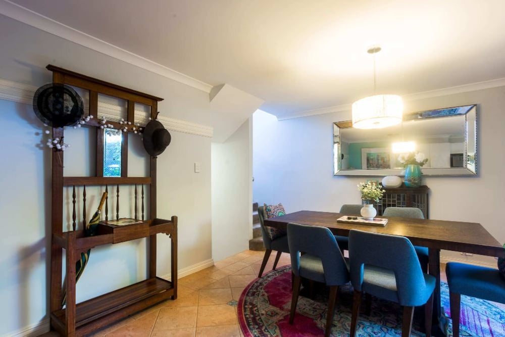 Фото Character 3 Bedroom Home With Pool and Balcony