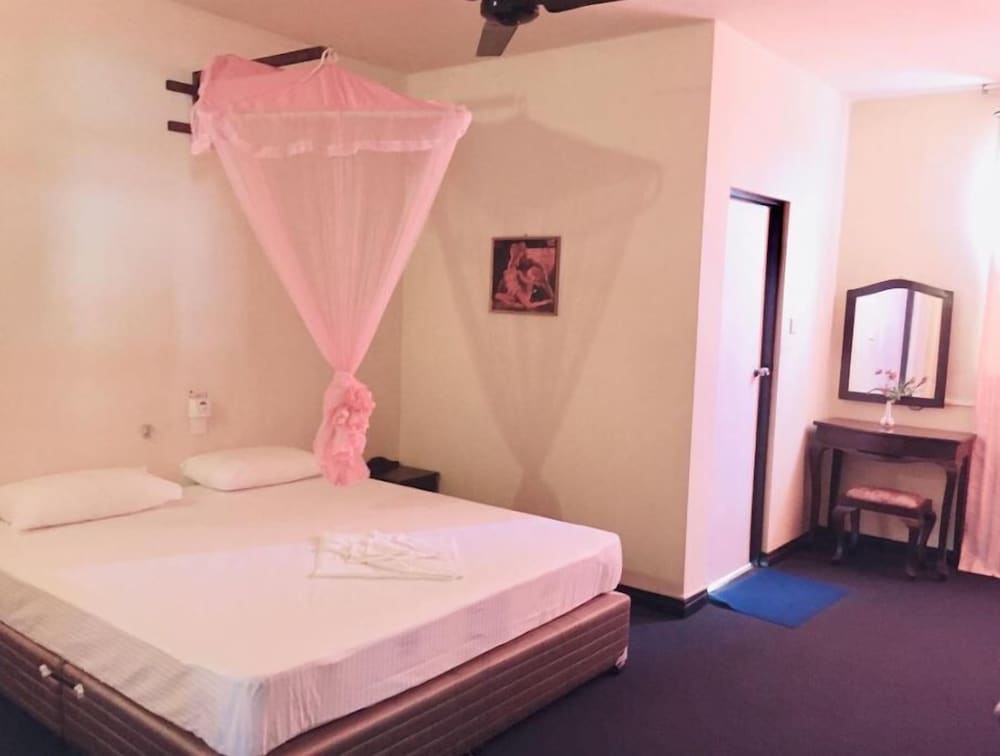 Фото Sana's Beach Guesthouse and Restaurant