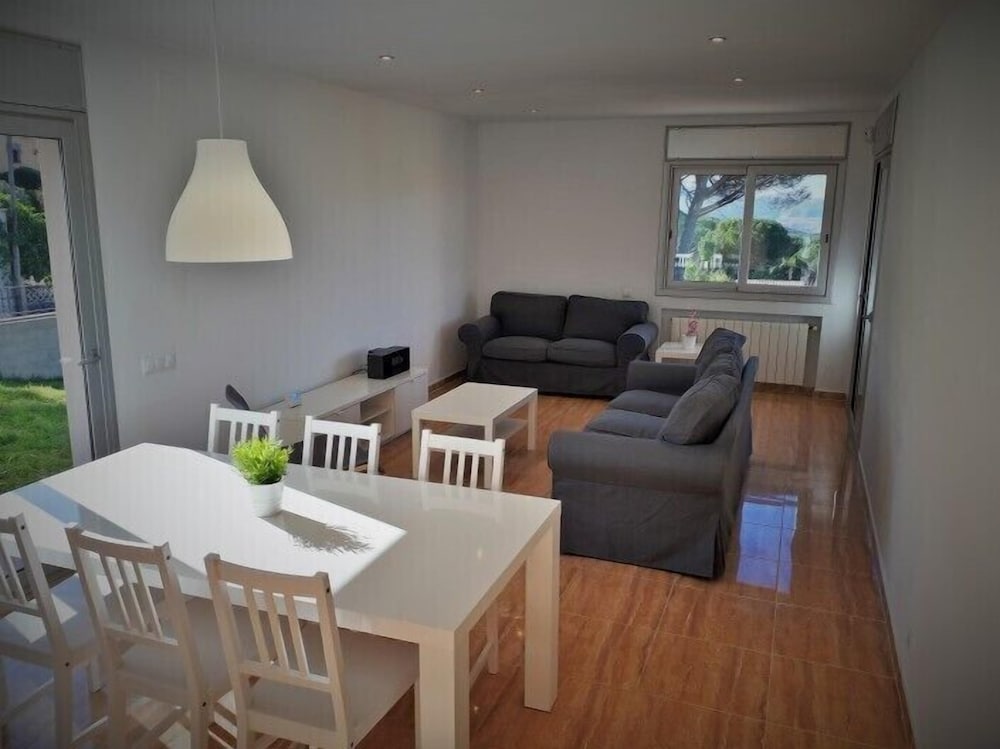 Фото Chalet con piscina y vistas a 10min de la playa de Blanes