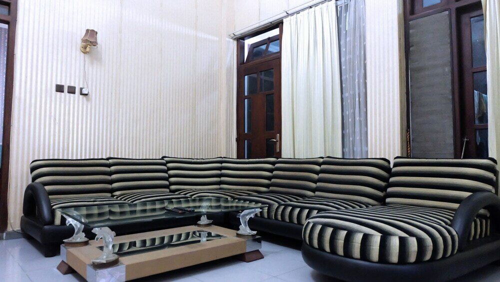 Фото Simply Homy Guest House Unit Bintaran