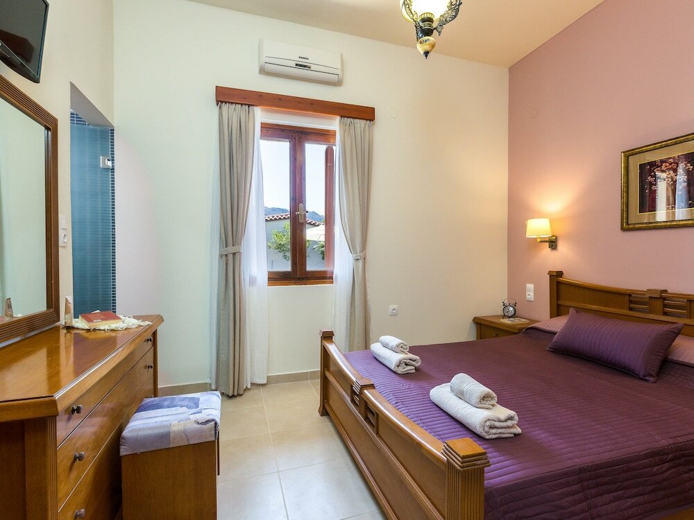 Фото Gorgeous Villa With Pool & Gardens