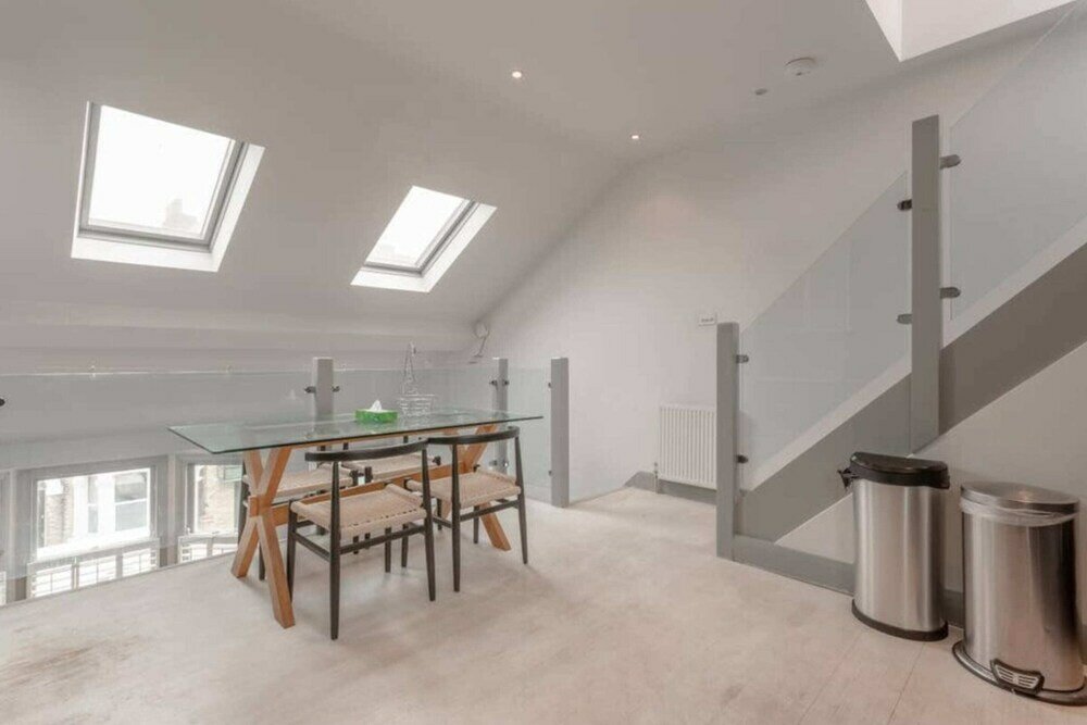 Фото Contemporary 2bd Flat w Patio, Clapham!