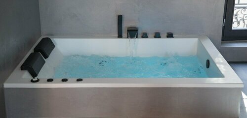 Гостиница Ennéa - Jacuzzi & Luxury Suites в Перпиньяне