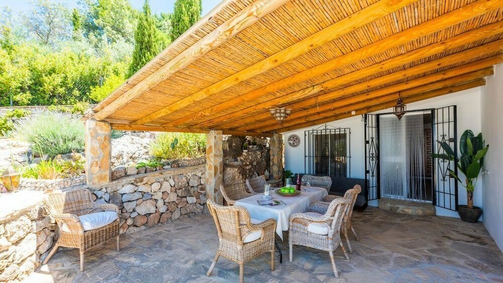 Фото Private, Bright, Spacious House with Pool & Hot Tub