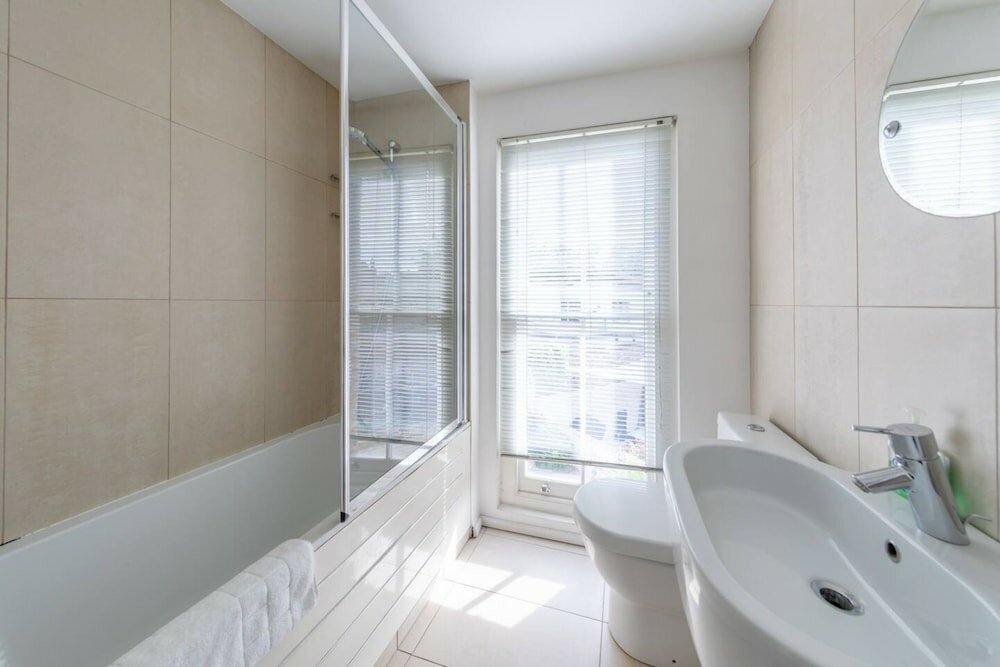 Фото Stylish 2 Bedroom Home in Islington With Garden