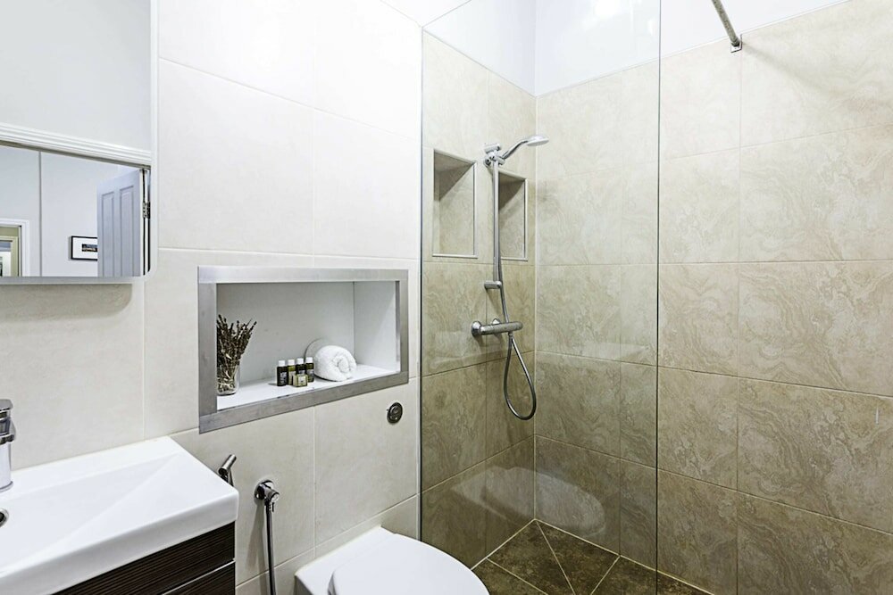 Фото Elegance in Westminster: Victoria Vibes Apartment