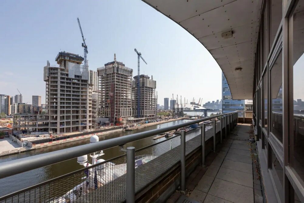 Фото Top Floor 1bd Flat With Balcony - Isle of Dogs