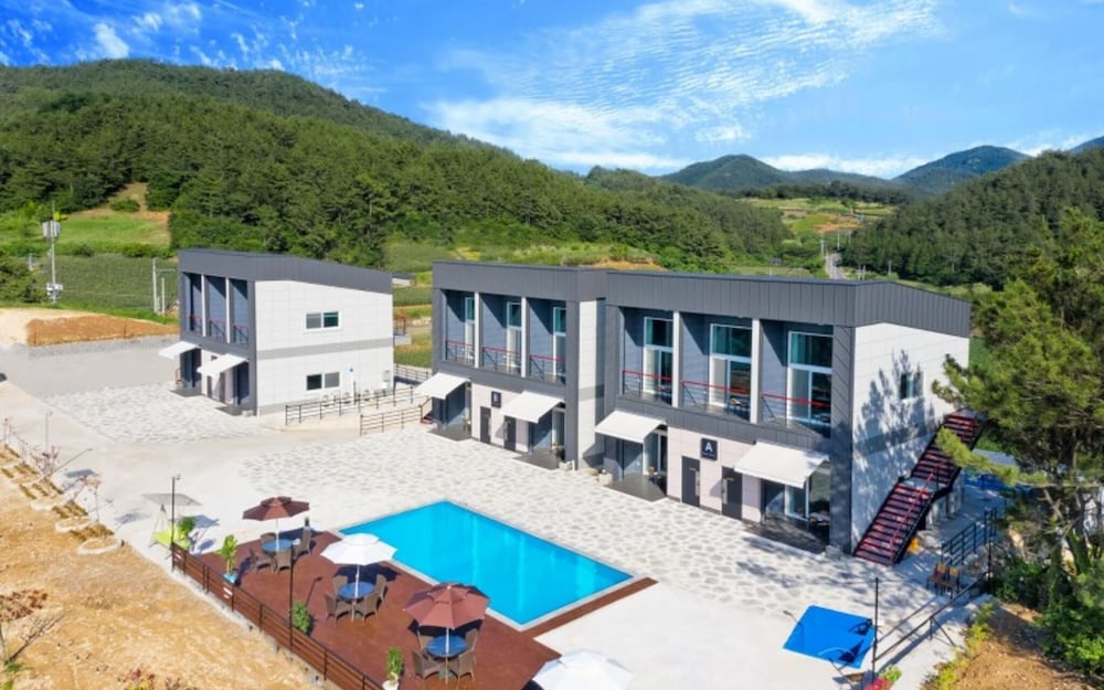 Фото Yeosu Beach Castle Pension