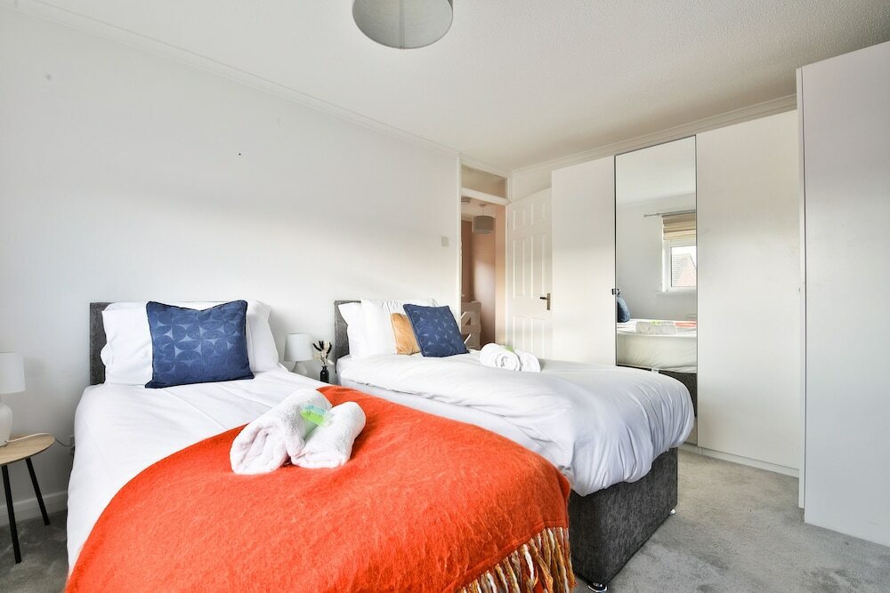 Фото Spacious 3 Bedroom House in Barry