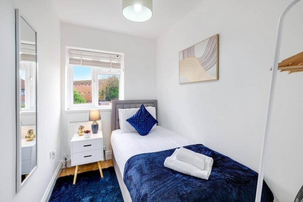 Фото 3 Bedroom House with Parking in Windsor