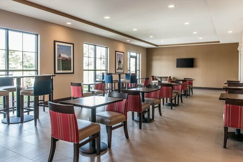 Гостиница Comfort Suites Rensselaer near Fair Oaks