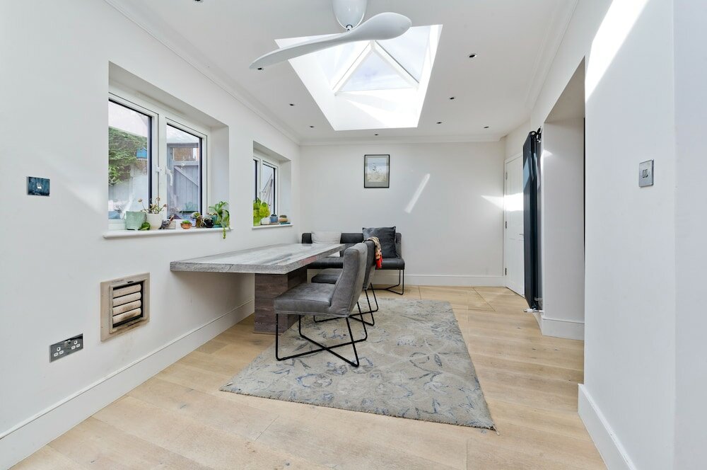 Фото Spacious Family House With Garden Near Battersea Park by Underthedoormat