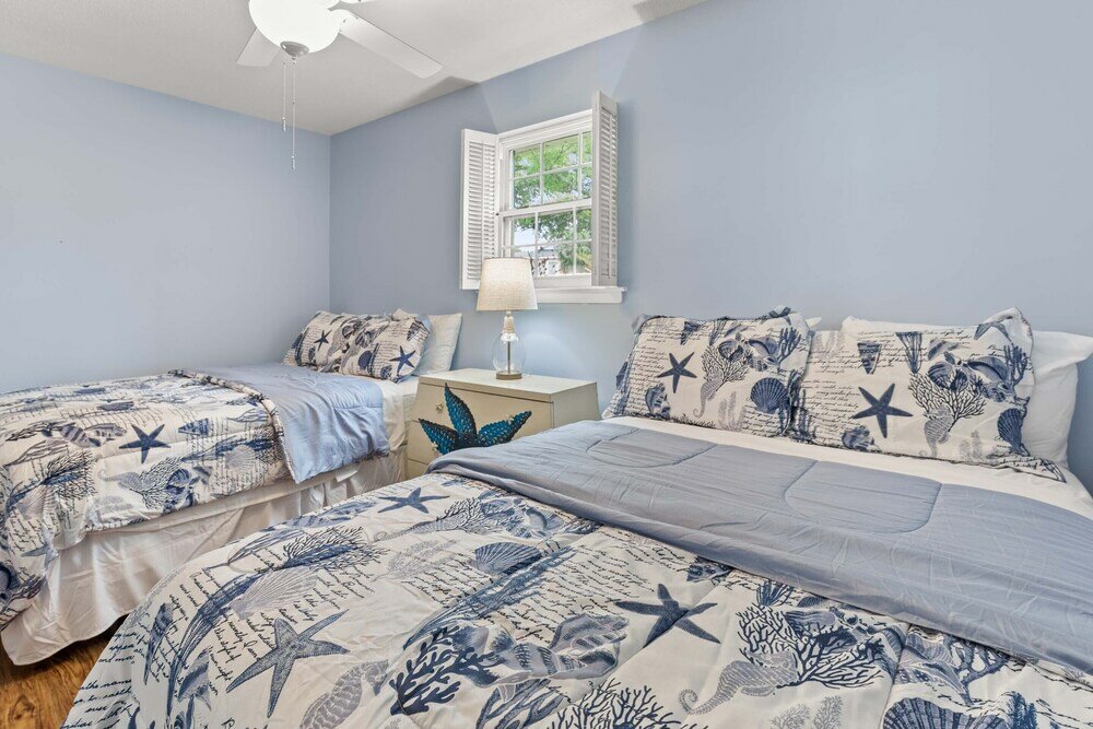 Фото 1401 Chatham Ave