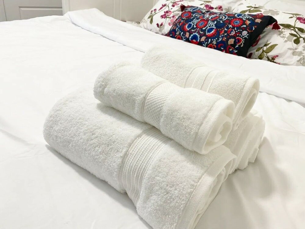 Фото Brand New Walk Out Bsmt Apt Near Beach