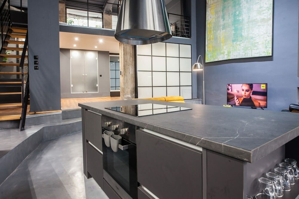 Фото Modern Industrial Apt In Neos Kosmos