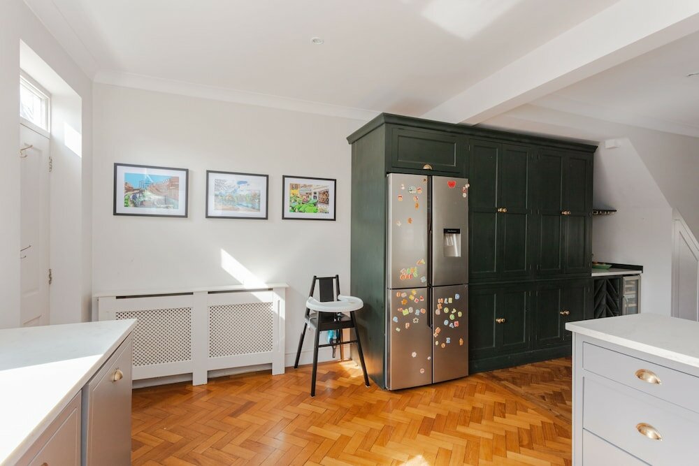 Фото Newly Refurbished 4 Bedroom House in East London