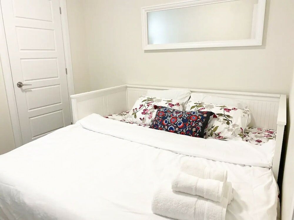 Фото Brand New Walk Out Bsmt Apt Near Beach