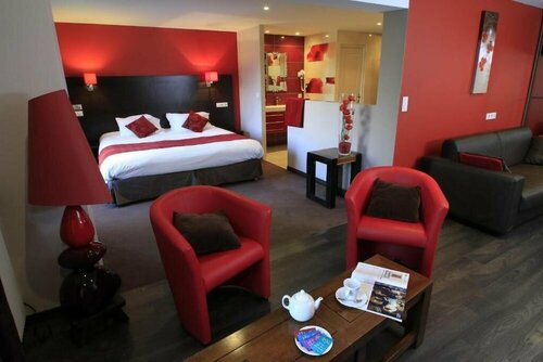 Гостиница The Originals Relais, Hôtel Restaurant Les Coquelicots